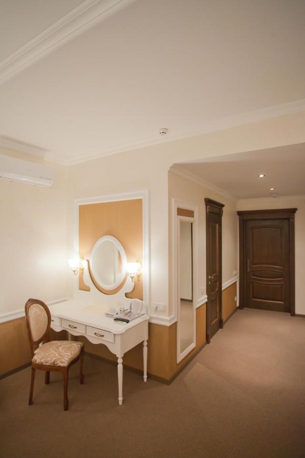 Orly Park-Hotel Киев Екстериор снимка